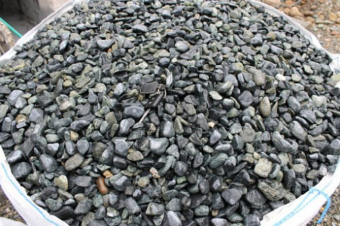 Kamenclub.ru: Щебень галтованный зеленый (змеевик) фр. 20-40 мм.  купить в Электростали мрамор зеленый, салатовый оголтованный щебень мраморный 12500 руб/т   фото КАМЕНЬ КЛУБ