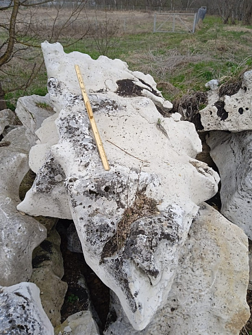 Kamenclub.ru: Выветренный известняк (степной) фр. 500-1500 мм.  купить в Электростали    10000 руб/т   фото КАМЕНЬ КЛУБ