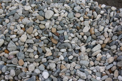 Kamenclub.ru: Галька речная окат (ассорти) фр. 50-100 мм. купить  в Электростали галька природная округлая серая белая черная серая коричневая синяя галька речная окатанная округлая 6200 руб/т   фото КАМЕНЬ КЛУБ