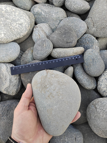 Kamenclub.ru: Галька речная плоская (ассорти) фр. 70-150 мм. купить  в Электростали галька галечник серый белый темно-серый синий светло-серый плоская природная галька  9000 руб/т   фото КАМЕНЬ КЛУБ