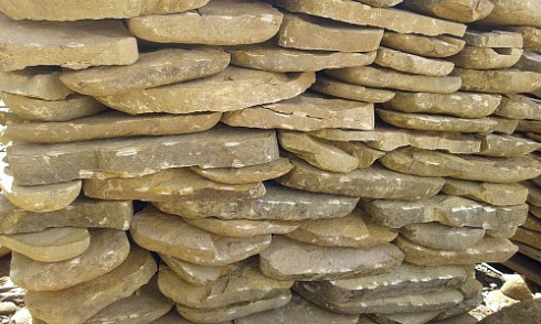 Kamenclub.ru: Песчаник колотый для облицовки (фр. 2-3 см)  купить в Электростали песчаник бежевый серый рыжий песчаник строительный 5000 руб/т   фото КАМЕНЬ КЛУБ