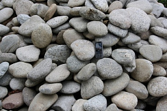 Kamenclub.ru: Галька речная плоская (бело-серая) фр. 100-200-300 мм. купить в Электростали галька речная плоская серый, белый, бело-серый, серо-белый речная галька плоская  9000 руб/т   фото КАМЕНЬ КЛУБ