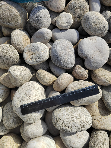 Kamenclub.ru: Галька речная окат (серо-белая) фр. 70-120 мм купить  в Электростали галька галечник бело-серая, серо-белая, серая, белая речная природная галька  8000 руб/т   фото КАМЕНЬ КЛУБ