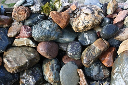 Kamenclub.ru: Ландшафтные валунчики фр.100-500 мм.  купить в Электростали крупный природный камень серый, темно-серый, светло-серый речной валун крупный 4800 руб/т   фото КАМЕНЬ КЛУБ