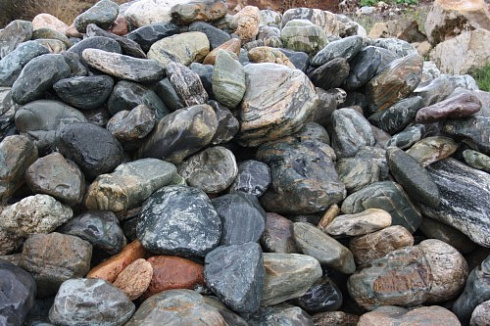 Kamenclub.ru: Ландшафтные валунчики фр.100-500 мм.  купить в Электростали крупный природный камень серый, темно-серый, светло-серый речной валун крупный 4800 руб/т   фото КАМЕНЬ КЛУБ