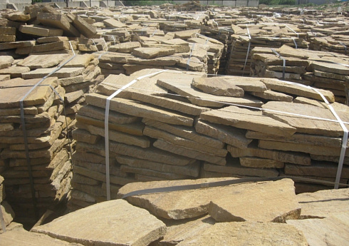 Kamenclub.ru: Песчаник пластушка желтый с рисунком (3 см)  купить в Электростали песчаник желтый с рисунком, рыжий, желтый песчаник пластушка ландшафтная рваная 8 500 руб/м3   фото КАМЕНЬ КЛУБ