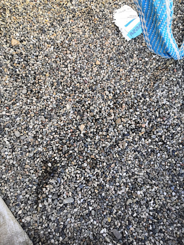 Kamenclub.ru: Галька речная окат (серая) фр.3-5 мм купить  в Электростали галька речная серая бежевый темно-серый окатанный речной камень округлый 9500 руб/т   фото КАМЕНЬ КЛУБ