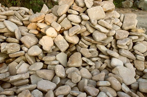 Kamenclub.ru: Песчаник для мощения дорожек, площадок, парковок ( фр 5-10 см)  купить в Электростали песчаник  серый желтый коричневый рыжий песчаник оголтованный окатанный 6500 руб/т   фото КАМЕНЬ КЛУБ