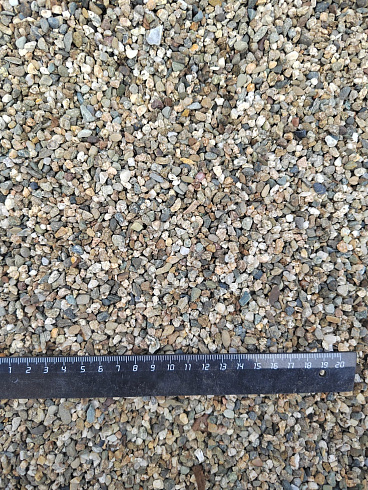 Kamenclub.ru: Галька речная окат (серая) фр.3-5 мм купить  в Электростали галька речная серая бежевый темно-серый окатанный речной камень округлый 9500 руб/т   фото КАМЕНЬ КЛУБ