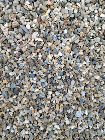 Kamenclub.ru: Галька речная окат (серая) фр.3-5 мм купить  в Электростали галька речная серая бежевый темно-серый окатанный речной камень округлый 9500 руб/т   фото КАМЕНЬ КЛУБ