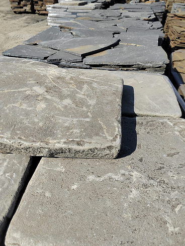 Kamenclub.ru: Песчаник пластушка светло-серый (3,0 см)  купить в Электростали песчаник светло-серый, серый песчаник рваный ландшафтный колотый 13800 руб/м3   фото КАМЕНЬ КЛУБ