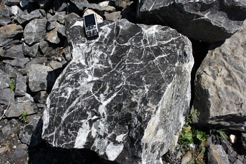 Kamenclub.ru: Черный мрамор скальник фр. 1000-1500 мм.  купить в Электростали мрамор черный белый серый крупный колотый валун ландшафтный 9000 руб/т   фото КАМЕНЬ КЛУБ