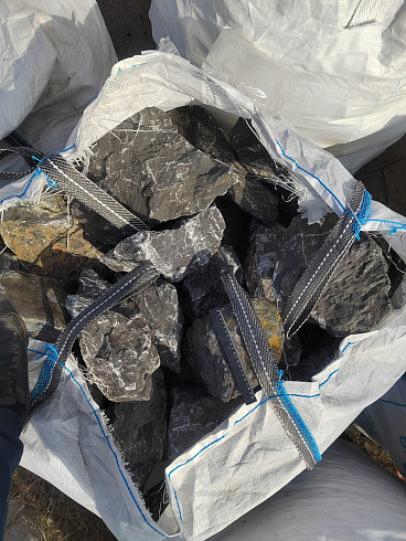 Kamenclub.ru: Черный мрамор скальник фр. 100-500 мм.  купить в Электростали мрамор черный белый серый крупный колотый валун ландшафтный 8500 руб/т   фото КАМЕНЬ КЛУБ