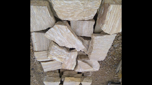 Kamenclub.ru: Песчаник пластушка желтый с рисунком (4-6 см)  купить в Электростали плитняк пластушка желтый с рисунком песчаник 9 000 руб/м3   фото КАМЕНЬ КЛУБ