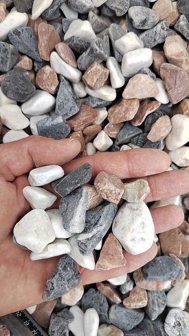 Kamenclub.ru: Мраморная крошка (щебень галтованный микс:белый-зеленый-розовый) фр.20-40 мм.  купить в Электростали мрамор белый, зеленый, розовый мрамор декоративный (галтовка) 15500 руб/т   фото КАМЕНЬ КЛУБ