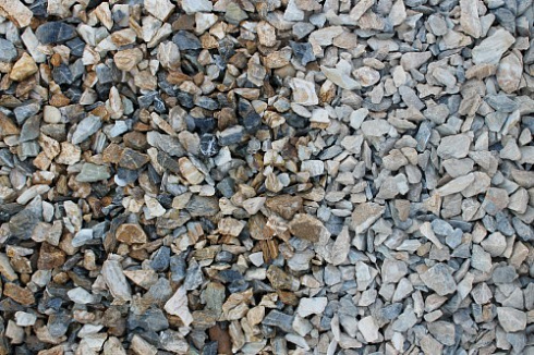 Kamenclub.ru: Мраморная крошка (щебень крошка медовый), фр. 10-20 мм.  купить в Электростали песчаник бежевый, серый каменная ландшафтная крошка  12000 руб/т   фото КАМЕНЬ КЛУБ