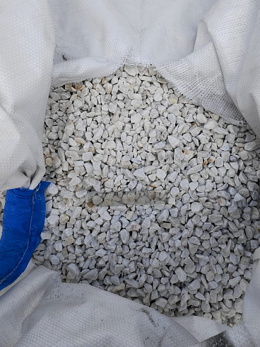 Kamenclub.ru: Мраморная крошка, щебень, цвет-белый, фр. 10-20 мм.  купить в Электростали мрамор белый, молочный айвори каменная ландшафтная декоративная крошка шебня 12000 руб/т   фото КАМЕНЬ КЛУБ