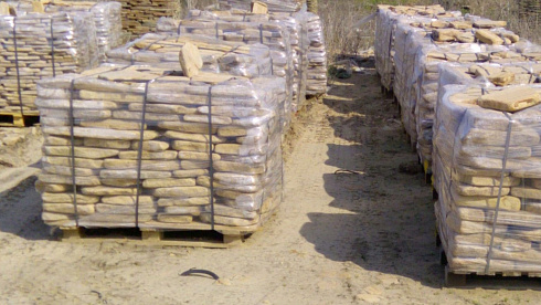 Kamenclub.ru: Песчаник пластушка галтованный желтый с рисунком (3 см)  купить в Электростали плитняк - пластушка желтый песчаник 21000 руб/м3   фото КАМЕНЬ КЛУБ