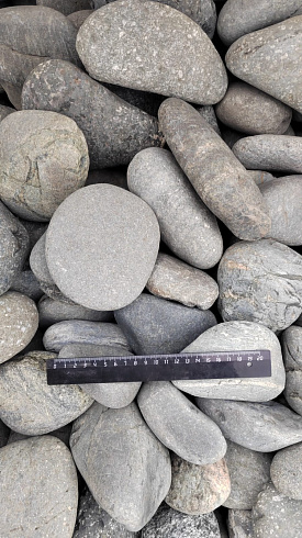 Kamenclub.ru: Галька речная окат (темно-серая) фр. 70-150 мм. купить  в Электростали галька речная темно-серая, синяя, серая речная галька округлая  8000 руб/т   фото КАМЕНЬ КЛУБ