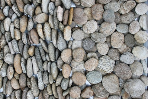 Kamenclub.ru: Галька речная плоская (серо-белая) фр. 70-120 мм. купить  в Электростали галька галечник речной серый, белый окатанная плоская  природная галька 9000 руб/т   фото КАМЕНЬ КЛУБ