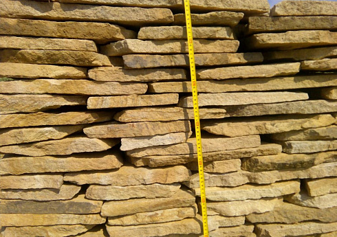 Kamenclub.ru: Песчаник пластушка желтый с разводом под дерево (2 см)  купить в Электростали плитняк желтый с разводами, желтый, рыжий, серый песчаник пластушка рваная ландшафтная 11 000 руб/м3   фото КАМЕНЬ КЛУБ