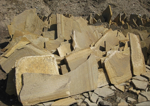 Kamenclub.ru: Форматный камень (плаха) пошаговая дорожка от 70-150 см (4 -12 см)  купить в Электростали плитняк  форматный плаха желтый песчаник 9 000 руб/т   фото КАМЕНЬ КЛУБ