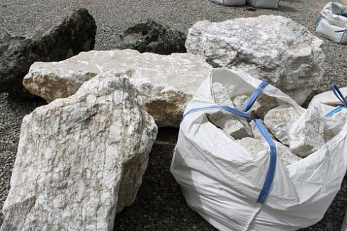 Kamenclub.ru: Мраморизированный известняк фр. 100-500 мм.  купить в Электростали известняк серый белый темно-серый сероватый валун природного образования окатанный 10500 руб/т   фото КАМЕНЬ КЛУБ