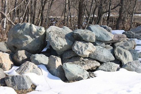 Kamenclub.ru: Гранит скальник (серо-зеленый) фр. 500-1500 мм.  купить в Электростали гранит мрамор  серый зеленый темно-серый глыба скальная колотая ландшафтная 7 500 руб/т   фото КАМЕНЬ КЛУБ