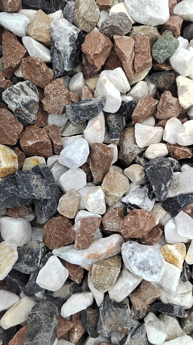 Kamenclub.ru: Мраморная крошка (щебень крошка микс : белый-черный-розовый) фр. 20-40 мм.  купить в Электростали мрамор белый, черный, розовый декоративная ландшафтная крошка 12000 руб/т   фото КАМЕНЬ КЛУБ