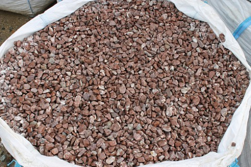 Kamenclub.ru: Мраморная крошка (щебень галтованный розовый) фр.10-20 мм.  купить в Электростали мрамор розовый, красный ландшафтный декоративный окатанный округлый щебень 15000 руб/т   фото КАМЕНЬ КЛУБ