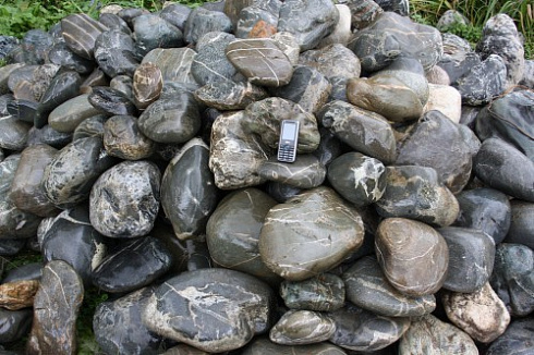 Kamenclub.ru: Валунчик Паутинник фр.100-300 мм  купить в Электростали крупный природный камень галечник темно-серый с прожилками белый черный речной валунчик 5000 руб/т   фото КАМЕНЬ КЛУБ