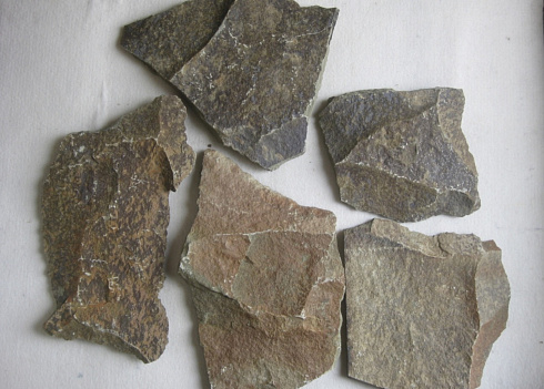 Kamenclub.ru: Песчаник пластушка "фонтанка" серо-зеленая (3,0-5,0 см)  купить в Электростали песчаник серо-зеленая колотые плитки облицовочные пластушки 11400 руб/м3   фото КАМЕНЬ КЛУБ