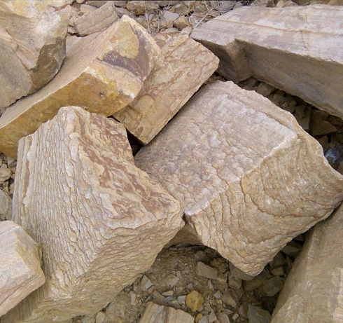 Kamenclub.ru: Песчаник пластушка желтый с рисунком (7-15 см)  купить в Электростали плитняк - пластушка - бут желтый песчаник 10200 руб/м3   фото КАМЕНЬ КЛУБ