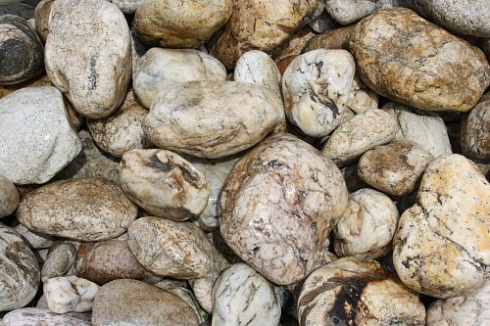 Kamenclub.ru: Кварцевый валунчик фр.100-300 мм.  купить в Электростали кварц белый, бежевый молочный рыжий крупный природный камень галечник 7850 руб/т   фото КАМЕНЬ КЛУБ