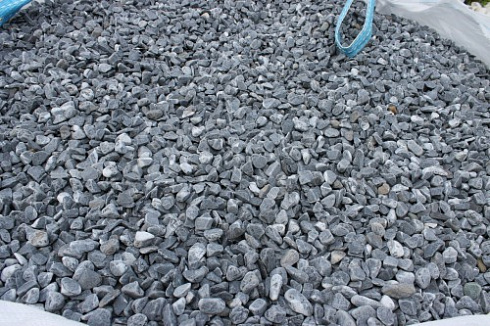 Kamenclub.ru: Щебень галтованный черный (мрамор) фр.10-20 мм.  купить в Электростали мрамор черный с белыми прожилками, черный, белый окатанный округлый ландшафтный декоративный щебень 15000 руб/т   фото КАМЕНЬ КЛУБ