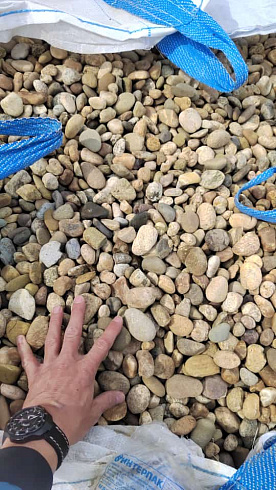 Kamenclub.ru: Галька речная окат рыжая фр. 20-40 мм. купить  в Электростали галька речная окатанная рыжая желтая серая округлая речная галька 5000 руб/т   фото КАМЕНЬ КЛУБ