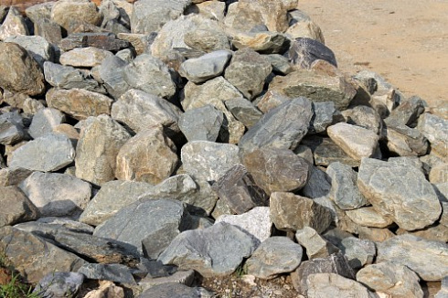 Kamenclub.ru: Гранит скальник (серо-зеленый) фр. 100-500 мм.  купить в Электростали гранит зеленый, серый, салатовый крупный ландшафтный валун 6 000 руб/т   фото КАМЕНЬ КЛУБ