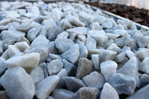 Kamenclub.ru: Мраморная крошка, щебень, цвет-белый,  фр. 20-40 мм.  купить в Электростали мрамор белый молочный слоновая кость айвори  мраморная крошка ландшафтная 12000 руб/т   фото КАМЕНЬ КЛУБ