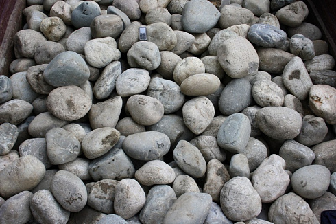 Kamenclub.ru: Темно-серый валунчик фр.100-300 мм.  купить в Электростали крупный природный камень серый, темно-серый, светло-серый речная галька большого размера окатанная 4500 руб/т   фото КАМЕНЬ КЛУБ