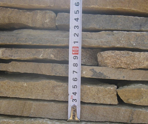 Kamenclub.ru: Песчаник пластушка желтый с разводом под дерево (2 см)  купить в Электростали плитняк желтый с разводами, желтый, рыжий, серый песчаник пластушка рваная ландшафтная 11 000 руб/м3   фото КАМЕНЬ КЛУБ