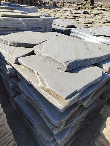 Kamenclub.ru: Песчаник пластушка галтованная светло-серая (3,0 см)  купить в Электростали песчаник светло-серый, серый ландшафтный камень рваный колотый 21000 руб/м3   фото КАМЕНЬ КЛУБ