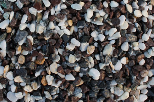 Kamenclub.ru: Мраморная крошка (щебень галтованный микс:белый-черный-розовый) фр.40-70 мм.  купить в Электростали мрамор белый, черный розовый декоративный щебень галтованный 15500 руб/т   фото КАМЕНЬ КЛУБ