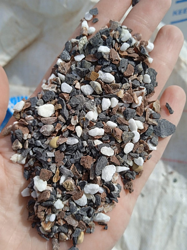 Kamenclub.ru: Мраморная крошка (щебень галтованный микс:: белый-черный) фр.5-10 мм  купить в Электростали мрамор белый, черный, молочный, серый галтовка мраморная окатанная декоративная ландшафтная 15500 руб/т   фото КАМЕНЬ КЛУБ