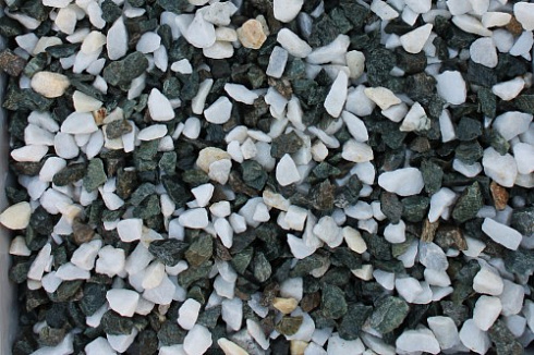 Kamenclub.ru: Мраморная крошка (щебень крошка микс: белый-розовый) фр. 10-20 мм.  купить в Электростали мрамор белый, розовый каменный декоративный ландшафтный щебень 12000 руб/т   фото КАМЕНЬ КЛУБ