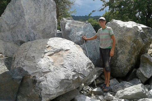 Kamenclub.ru: Змеевик скальник фр. 500-1500 мм.  купить в Электростали змеевик зеленый серый черный глыба скальная колотая 7500 руб/т   фото КАМЕНЬ КЛУБ