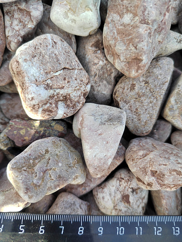 Kamenclub.ru: Мраморная крошка (щебень галтованный розовый) фр.20-40 мм.  купить в Электростали мрамор розовый, красный оголтованный округлый щебень  15000 руб/т   фото КАМЕНЬ КЛУБ