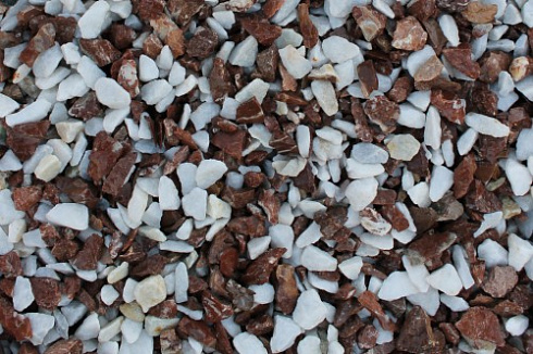 Kamenclub.ru: Мраморная крошка (щебень крошка микс: белый-зеленый-розовый) фр. 10-20 мм.  купить в Электростали мрамор белый, зеленый, розовый декоративный ландшафтный колотый щебень 12000 руб/т   фото КАМЕНЬ КЛУБ