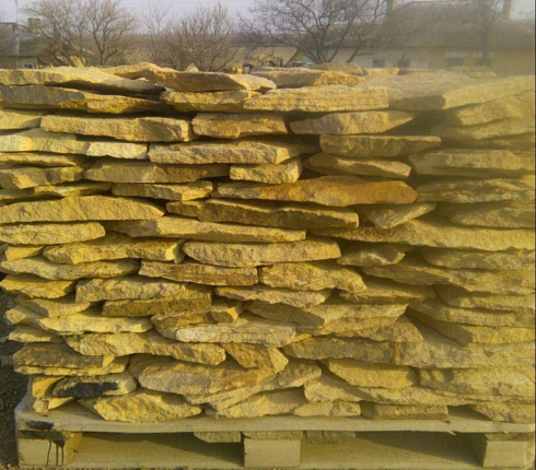 Kamenclub.ru: Песчаник пластушка "фонтанка" желтая (3,0 - 5,0 см)  купить в Электростали песчаник желтая, рыжий, желтый песчаник колотый рваный со сколом облицовочный 16200 руб/м3   фото КАМЕНЬ КЛУБ