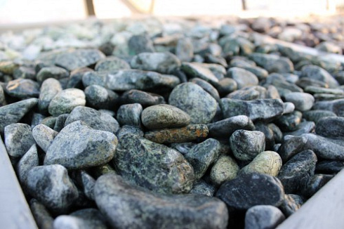 Kamenclub.ru: Щебень галтованный зеленый (змеевик) фр. 20-40 мм.  купить в Электростали мрамор зеленый, салатовый оголтованный щебень мраморный 12500 руб/т   фото КАМЕНЬ КЛУБ