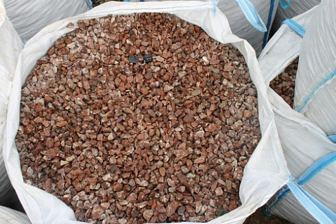 Kamenclub.ru: Мраморная крошка (щебень крошка розовый) фр. 10-20 мм.  купить в Электростали мрамор розовый, красный каменная декоративная крошка ландшафтная 11000 руб/т   фото КАМЕНЬ КЛУБ